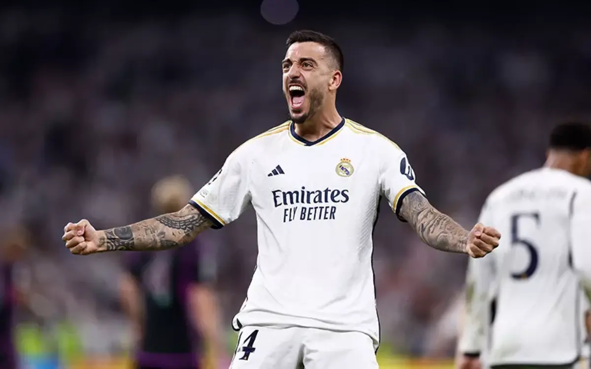 Joselu Mato celebrando con la camiseta del Real Madrid