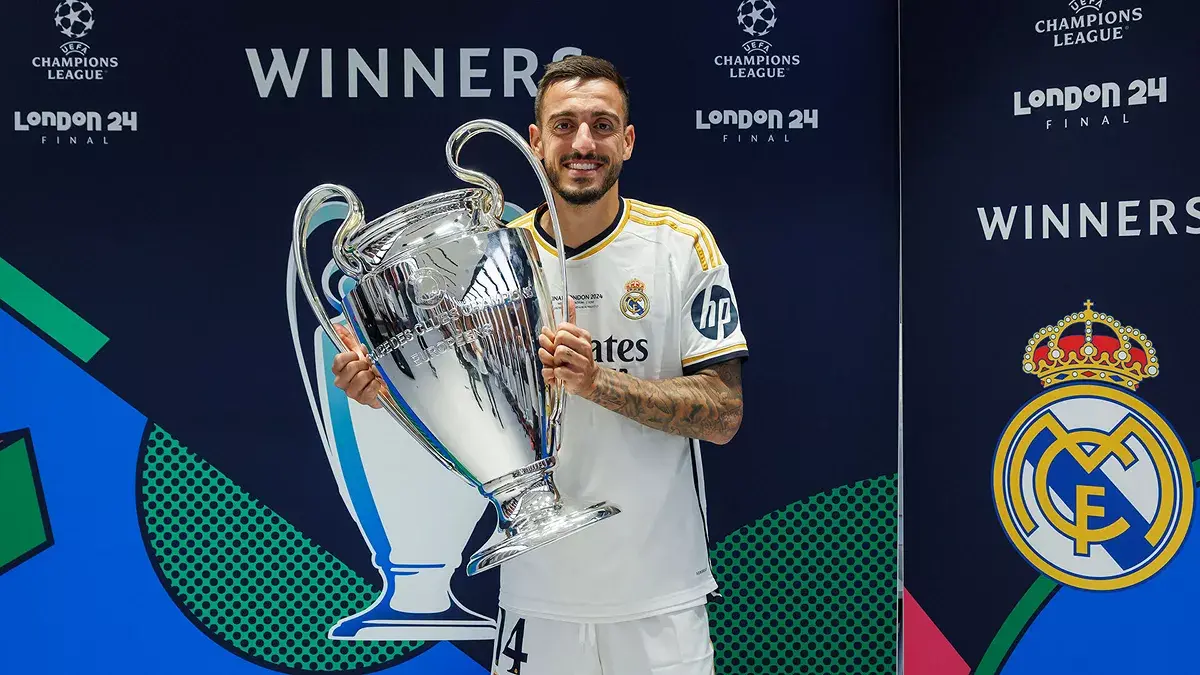 Joselu levantando la Champions League con la camiseta del Real Madrid