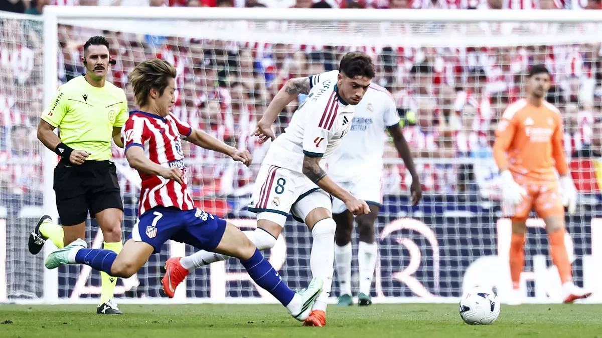 Kang-In Lee realizando una entrada sobre Fede Valverde