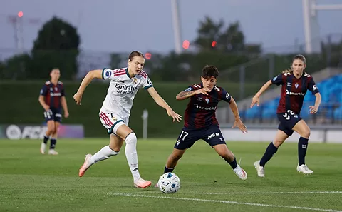 Kaukelaar conduce el balón