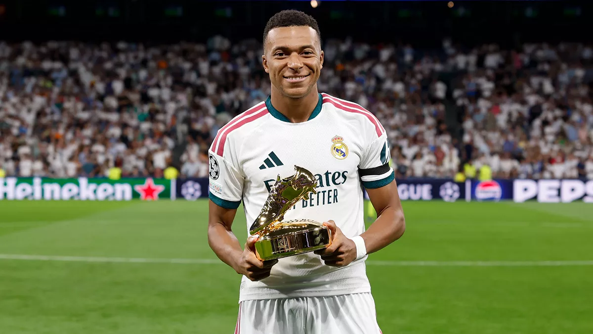 Kylian Mbappé, posando con el trofeo de máximo goleador de la Champions League