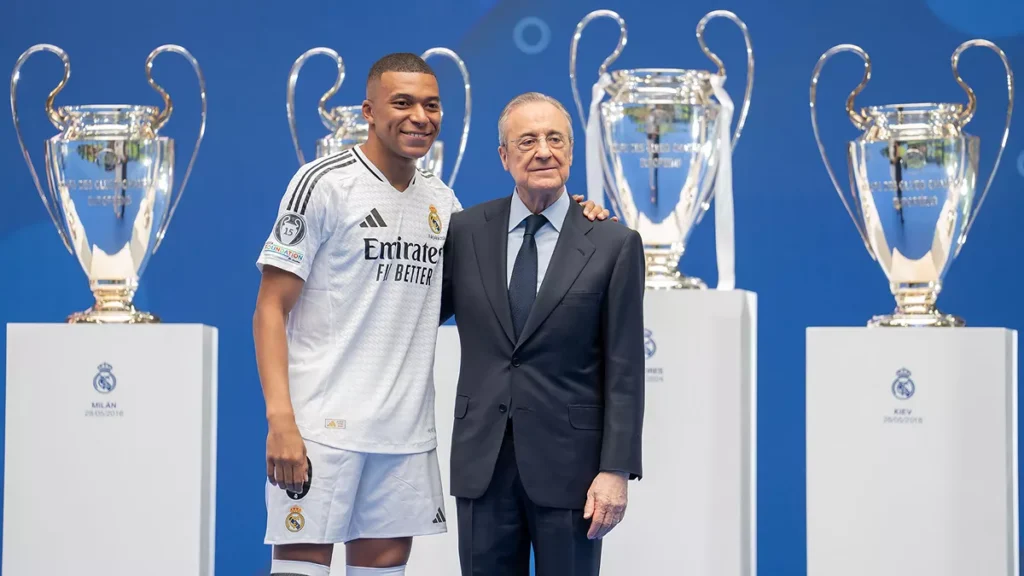 Kylian Mbappé posando con Florentino Pérez en su presentación con el Real Madrid