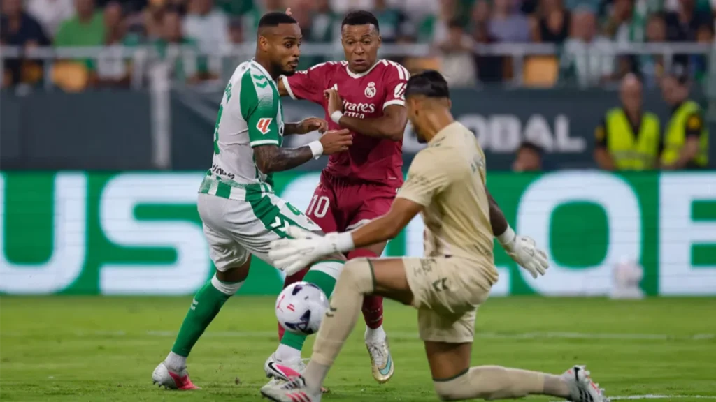 Kylian Mbappé, fallando una ocasión de gol en un Betis - Real Madrid