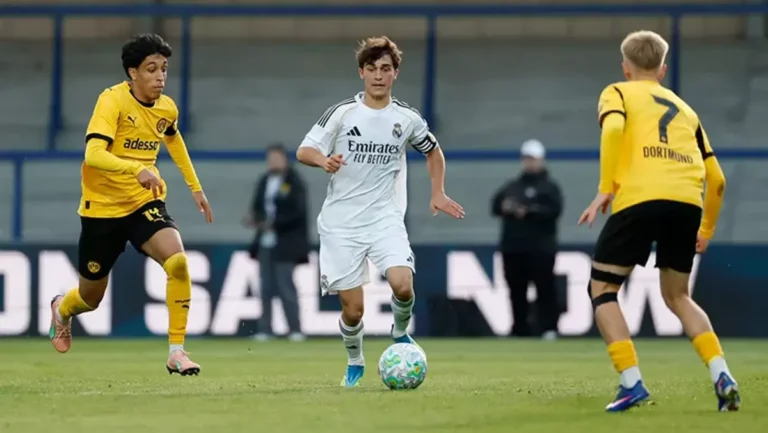 Manuel Ángel con el brazalete de capitán del Real Madrid Castilla