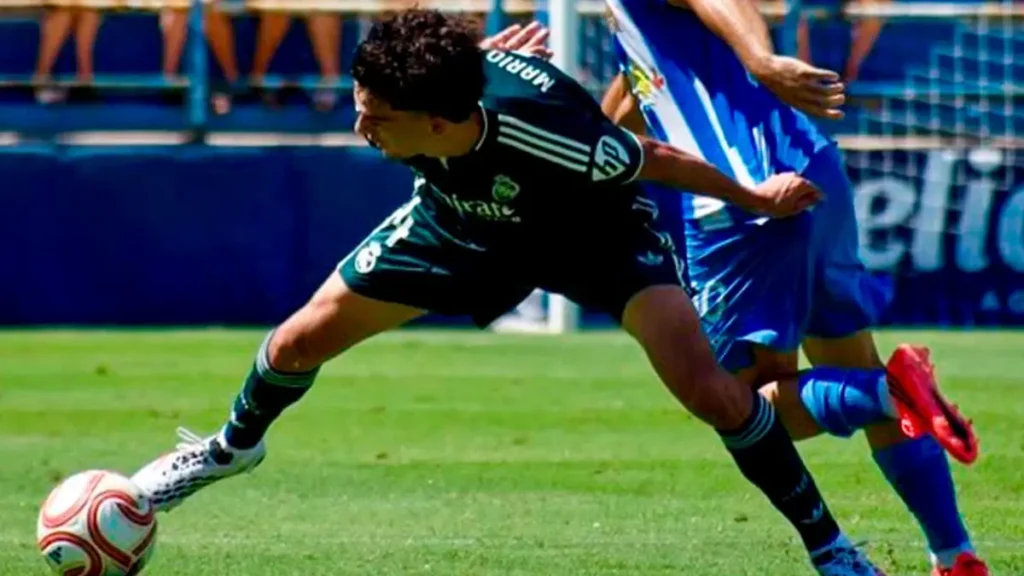 Mario Rivas, con la camiseta del Real Madrid Castilla, disputando el balón
