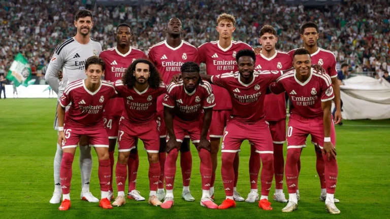 El Real Madrid posando antes de medirse al Real Betis en La Cartuja. Fuente: www.realmadrid.com