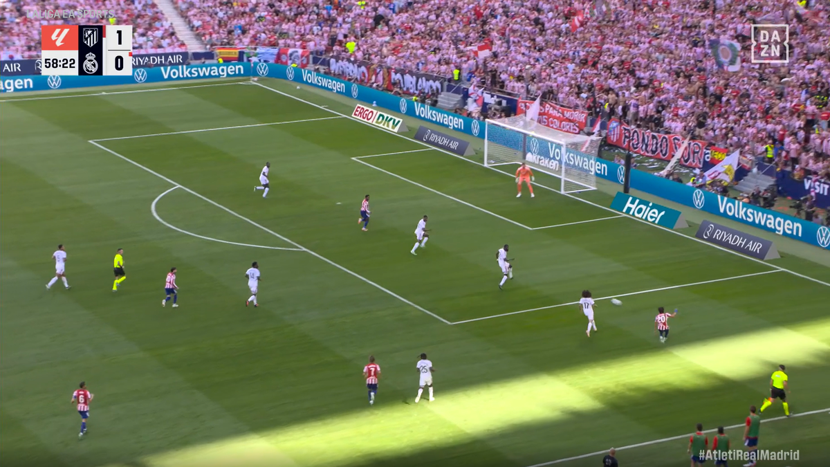 La acción del segundo gol en donde nuevamente queda retratado Cucurella