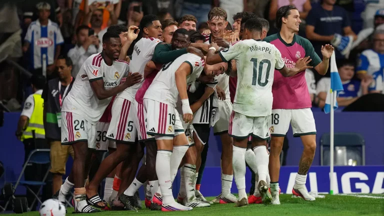 Plantilla del Real Madrid celebrando un gol de Carlos Espí