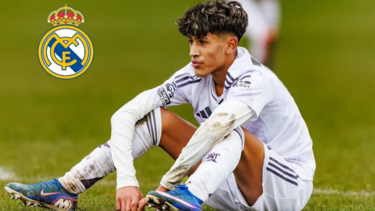 JJ Gabriel, en el suelo durante un partido con la cantera del Manchester United