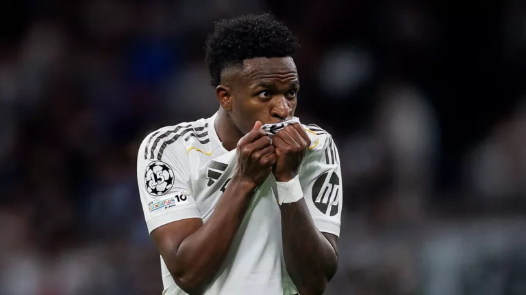 Vinicius, besando el escudo del Real Madrid