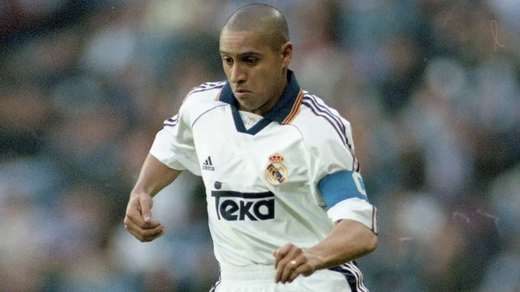 Roberto Carlos durante un partido con el Real Madrid CF