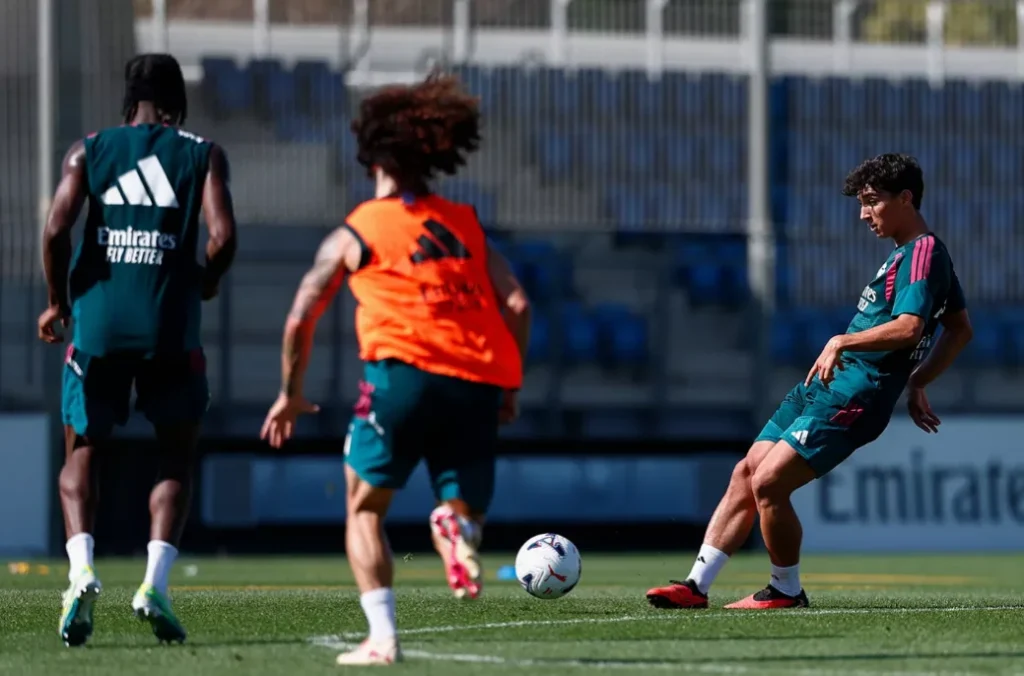 Sergio Martínez, dando un pase durante un entrenamiento con el Real Madrid