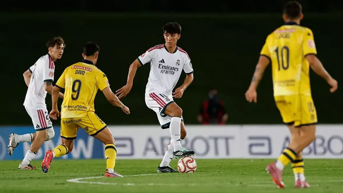 Sergio Martínez, jugador del Real Madrid Castilla, frente a Davo