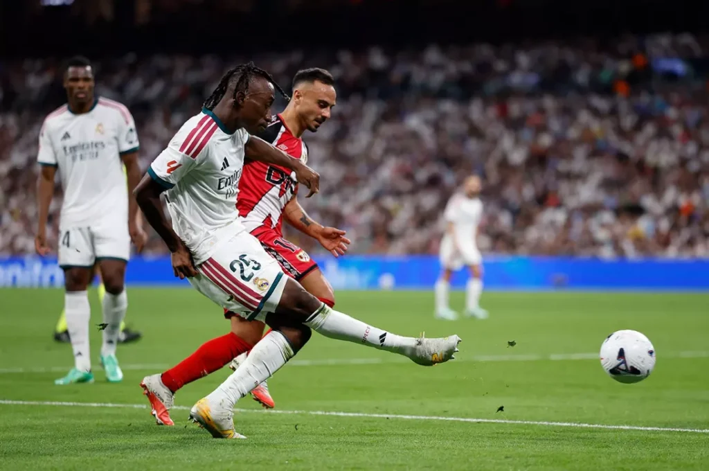 Yan Diomande, durante el Real Madrid - Rayo Vallecano