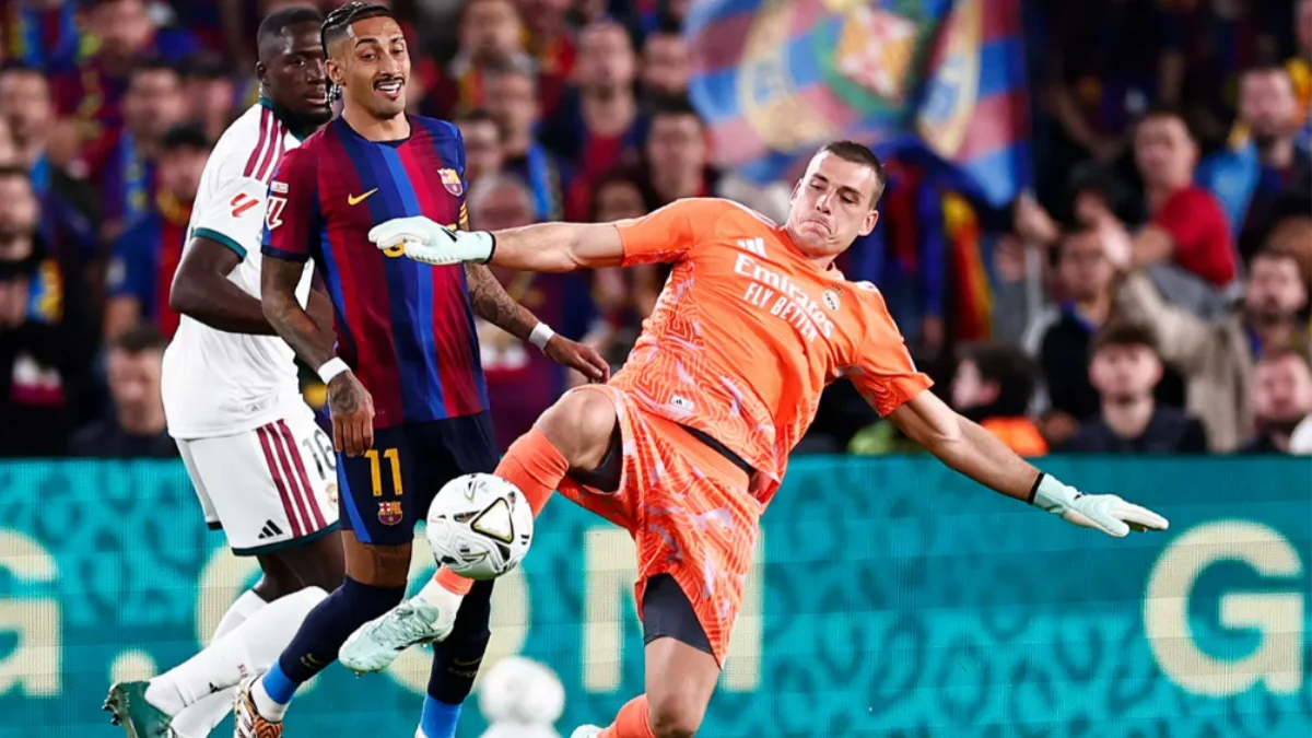 Andriy Lunin durante un Barcelona - Real Madrid