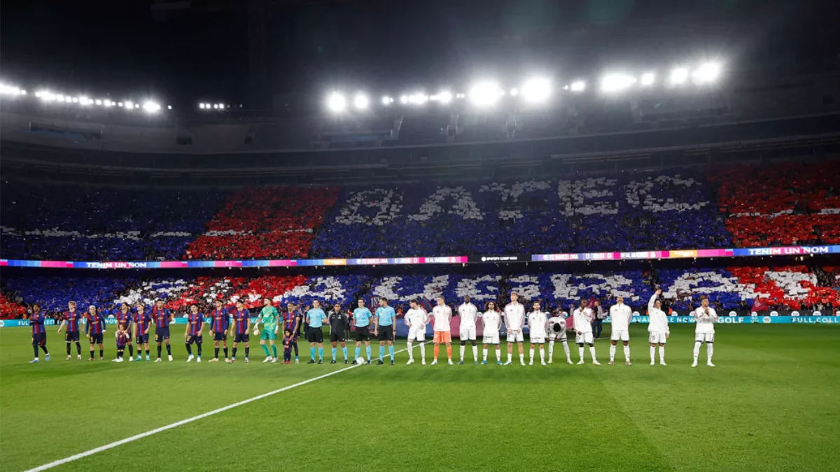 Jugadores de Barcelona y Real Madrid posan en el Camp Nou