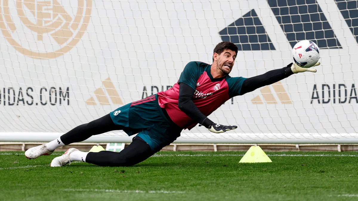 Courtois entrenando con el Real Madrid