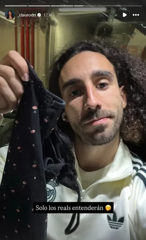 Marc Cucurella, posando con el pijama de su mujer