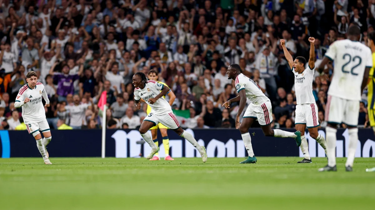 Los compañeros de Diomande celebrando con él su primer gol con el Real Madrid