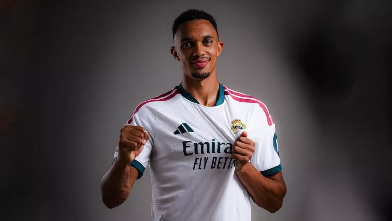Trent Alexander-Arnold posando con la camiseta del Real Madrid