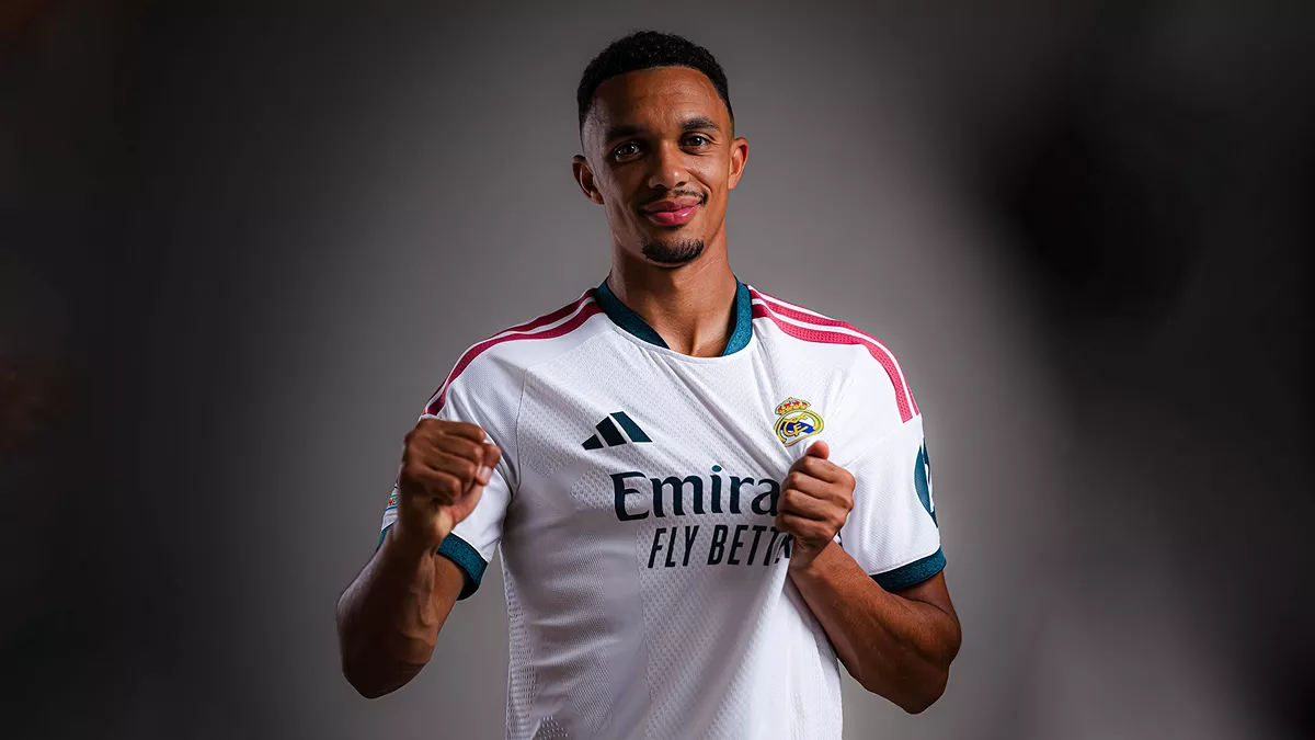 Trent Alexander-Arnold posando con la camiseta del Real Madrid