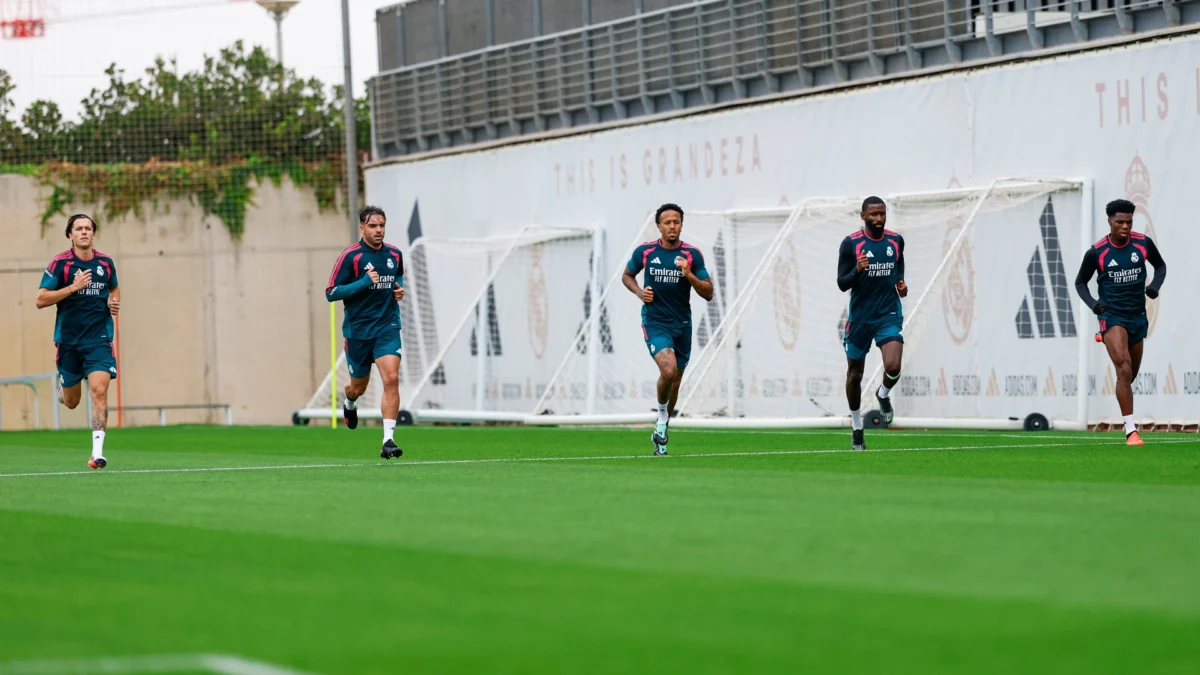 Carreras, Asencio, Militao, Rüdiger y Tchouaméni entrenando con el Real Madrid