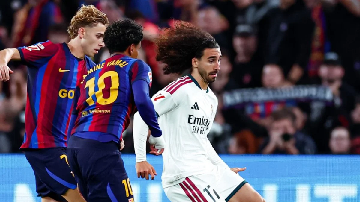 Marc Cucurella en un Barcelona - Real Madrid