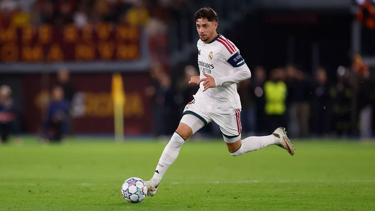 Fede Valverde conduciendo el balón en un partido con el Real Madrid