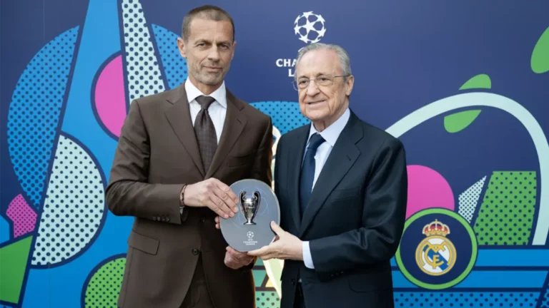 Florentino Pérez posando con Aleksander Ceferin