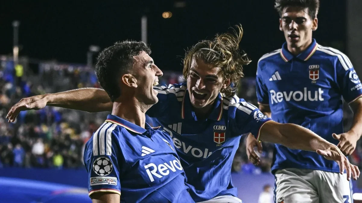 Nico Paz abrazando a Jacobo Ramón en la celebración de su gol frente al Manchester United