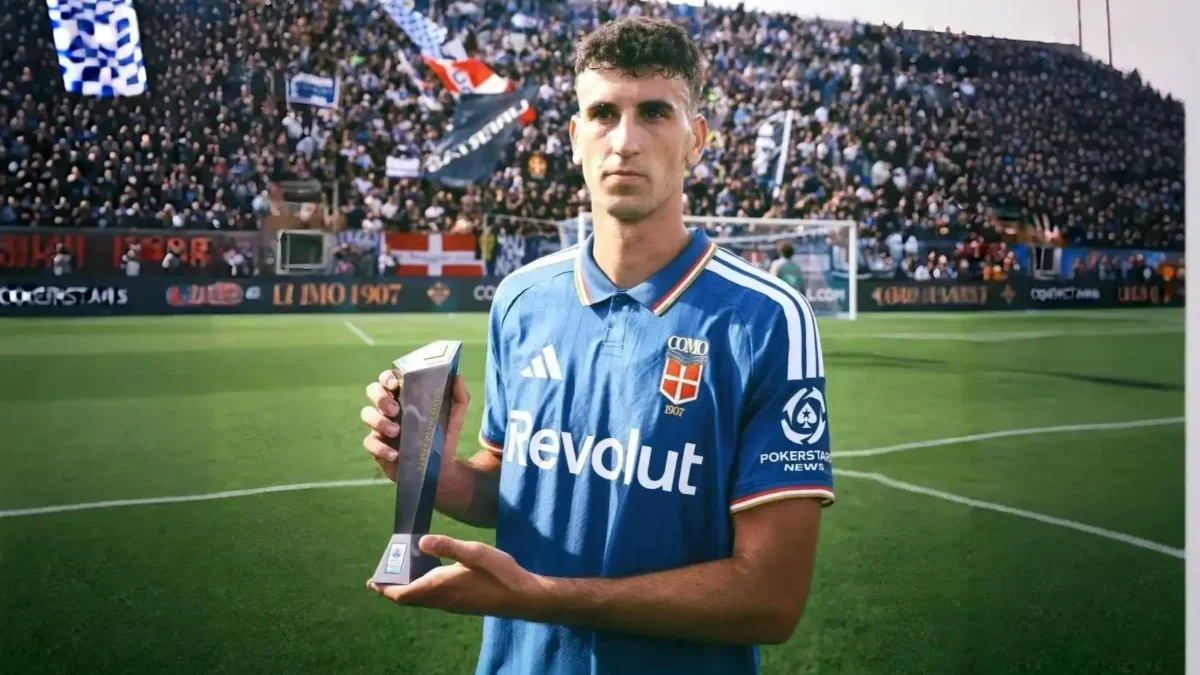 Jacobo Ramón, ex del Real Madrid, con su trofeo de MVP con el Como