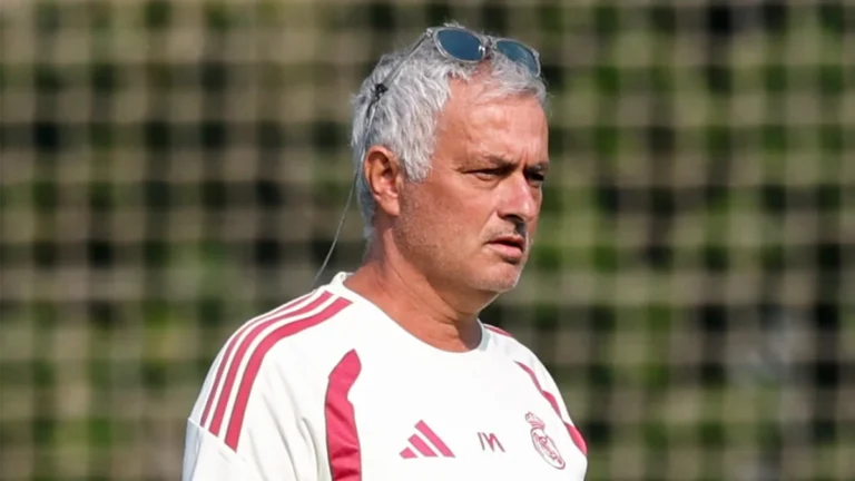 José Mourinho, durante un entrenamiento con el Real Madrid