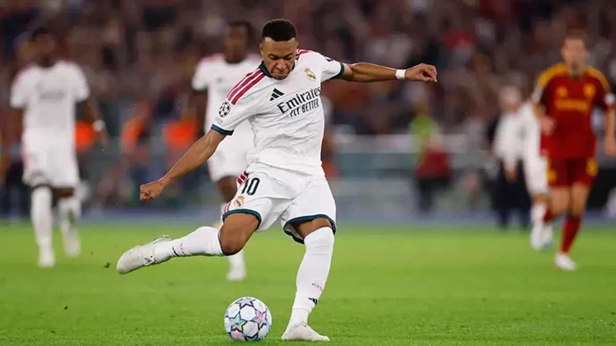 Kylian Mbappé en el remate de su gol frente a la Roma