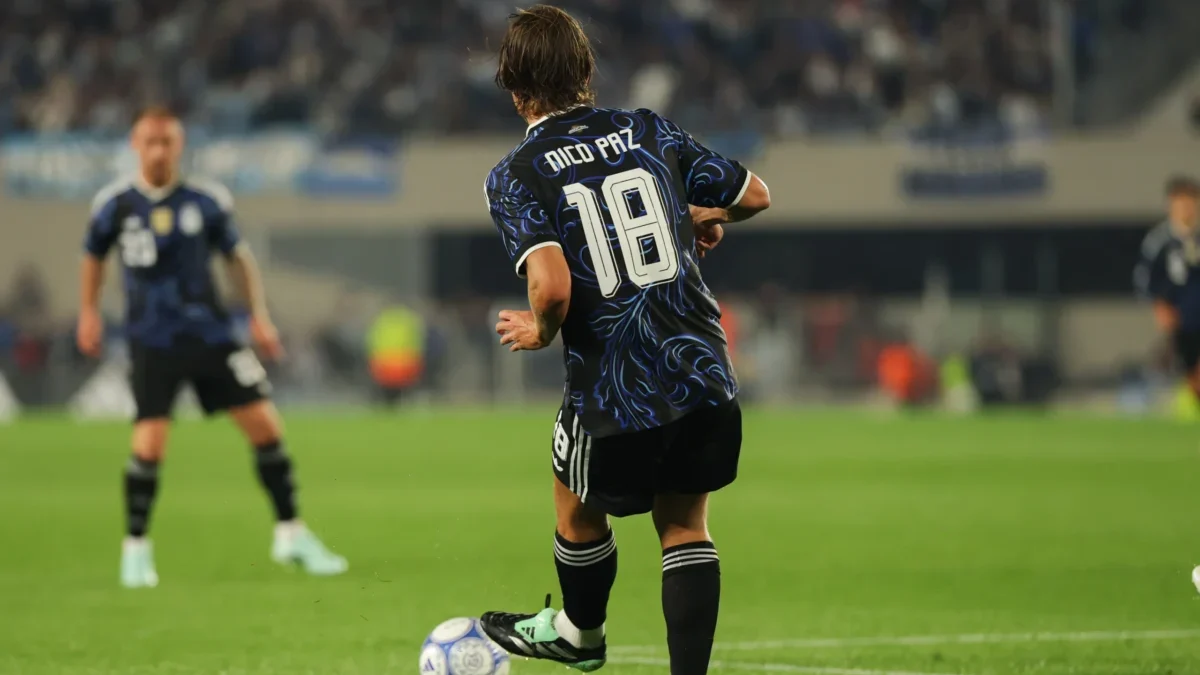 Nico Paz, canterano del Real Madrid, con la camiseta de Argentina