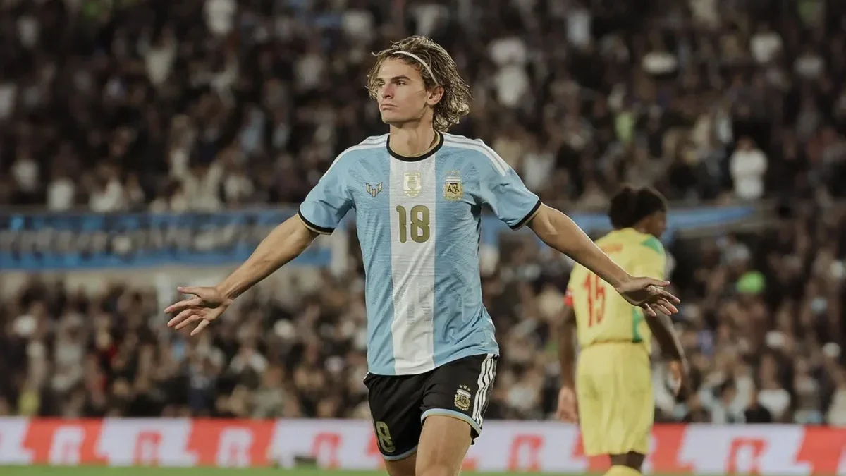 Nico Paz, canterano del Real Madrid, con la camiseta de la selección argentina