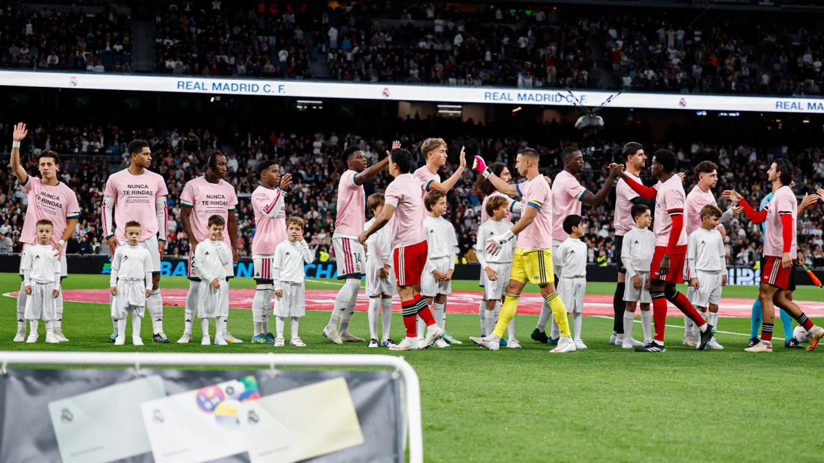 El Real Madrid mostrando camisetas contra el cáncer de mama 