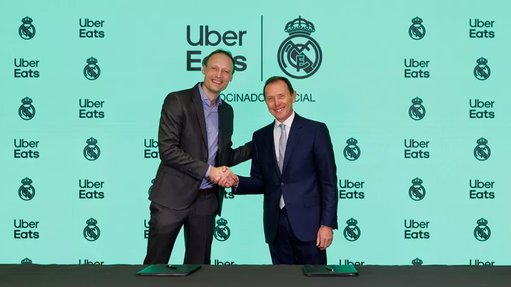 Emilio Butragueño, director de Relaciones Institucionales del Real Madrid; y Marinus van Gestel, director general de Uber Eats en España