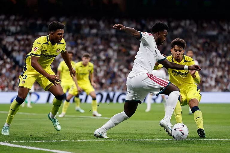 El Real Madrid se queda sin Vinicius: el motivo que podría dejar sin Clásico al brasileño por el tirón de pelo a Saliba